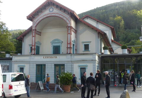 Der SWR-Wagen vor dem Kurtheater und die vielen Menschen lenkten schon am frühen Dienstagmorgen die Aufmerksamkeit auf den Tatort-Dreh.
