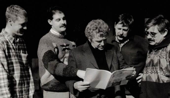 Die Vereinsspitze im Jahr 1997 blättert in der damaligen Jubiläumsbroschüre. Von links: Sportwart Kai Bischoff, Kassier Uwe Rieger sowie die Vize-Vorsitzenden Wolfgang, Klaus Bischoff und Vorsitzender Wieland Mitschele. Die Vereinsspitze im Jahr 1997 blättert in der damaligen Jubiläumsbroschüre. Von links: Sportwart Kai Bischoff, Kassier Uwe Rieger sowie die Vize-Vorsitzenden Wolfgang, Klaus Bischoff und Vorsitzender Wieland Mitschele.