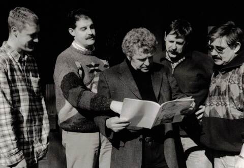 Die Vereinsspitze im Jahr 1997 blättert in der damaligen Jubiläumsbroschüre. Von links: Sportwart Kai Bischoff, Kassier Uwe Rieger sowie die Vize-Vorsitzenden Wolfgang, Klaus Bischoff und Vorsitzender Wieland Mitschele.