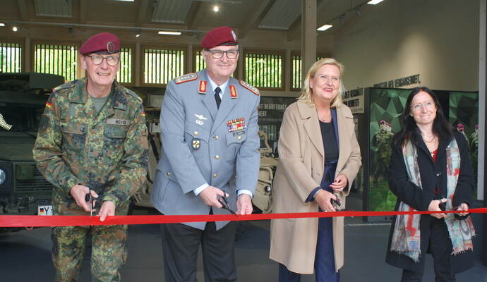 KSK-Kommandeur Ansgar Meyer (von links), der Generalinspekteur der Bundeswehr Eberhard Zorn, die Wehrbeauftragte des Bundestages Eva Högl und die Präsidentin des Bundesamtes für Infrastruktur, Umweltschutz und Dienstleistungen der Bundeswehr Ulrike Hauröder-Strüning eröffneten das Besucherzentrum des KSK bei der Graf-Zeppelin-Kaserne in Calw.