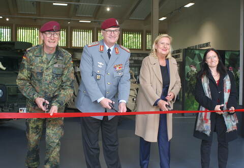 KSK-Kommandeur Ansgar Meyer (von links), der Generalinspekteur der Bundeswehr Eberhard Zorn, die Wehrbeauftragte des Bundestages Eva Högl und die Präsidentin des Bundesamtes für Infrastruktur, Umweltschutz und Dienstleistungen der Bundeswehr Ulrike Hauröder-Strüning eröffneten das Besucherzentrum des KSK bei der Graf-Zeppelin-Kaserne in Calw.