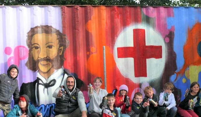 Beim Graffiti-Workshop mit Künstler Giorgio Eazy (Vierter von links) waren die Kinder begeistert, ebenso wie Alexander Baecker (links) von der Schulsozialarbeit und der Nußbaumer DRK-Vorsitzende Marcus Lansche (rechts). Beim Graffiti-Workshop mit Künstler Giorgio Eazy (Vierter von links) waren die Kinder begeistert, ebenso wie Alexander Baecker (links) von der Schulsozialarbeit und der Nußbaumer DRK-Vorsitzende Marcus Lansche (rechts).