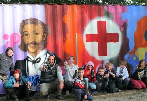 Beim Graffiti-Workshop mit Künstler Giorgio Eazy (Vierter von links) waren die Kinder begeistert, ebenso wie Alexander Baecker (links) von der Schulsozialarbeit und der Nußbaumer DRK-Vorsitzende Marcus Lansche (rechts).