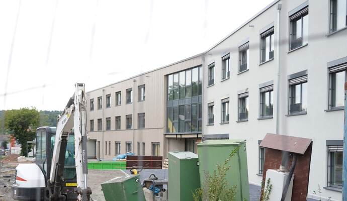 Die Baustelle in der Wilhelmstraße: Hier soll das neue Seniorenzentrum entstehen. In seiner jüngsten Sitzung hat der Gemeinderat den Abweichungen vom vorhabenbezogenen Bebauungsplan unter Vorbehalt zugestimmt.