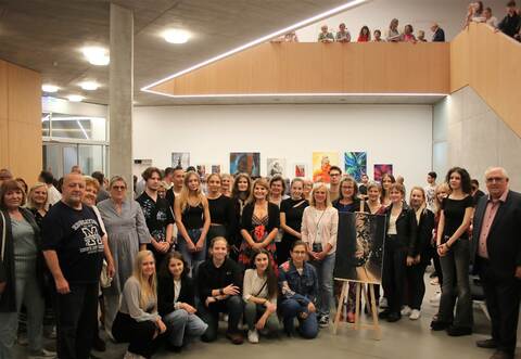Rund 30 Künstlerinnen und Künstler um Dagmar Krieg (Bildmitte im rot-schwarzen Kleid) eröffneten zusammen mit Bürgermeister-Stellvertreter Kurt Ebel (rechts) eine Ausstellung im Rathausneubau.