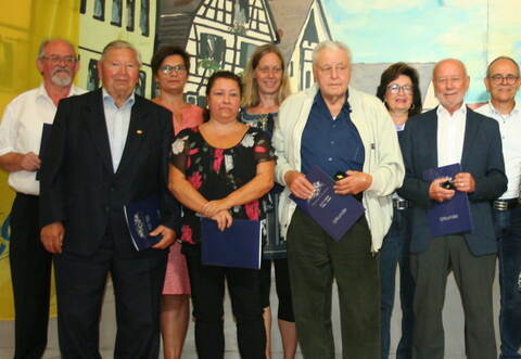 Karl Wild (von links), Hans Jost, Eva Conle, Sandra Erler, Simone di Rosa, Hans Bellezer, Carola Grauer, Bernd Lachenmaier, Roland Grauer, Stefanie Müller, Nadine Wenger sowie TCV-Präsidentin Vanessa Benzinger freuen sich über die Ehrungen beim Tiefenbronner Carnevalverein „Schmellenhopfer“.