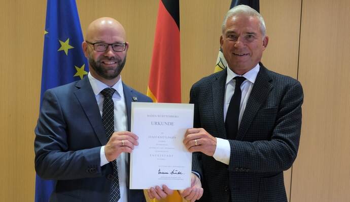 In Stuttgart nahm der Knittlinger Bürgermeister Alexander Kozel (links) die Urkunde für die namentliche Zusatzbezeichnung vom baden-württembergischen Innen- und Kommunalminister Thomas Strobl (CDU) in Empfang.
