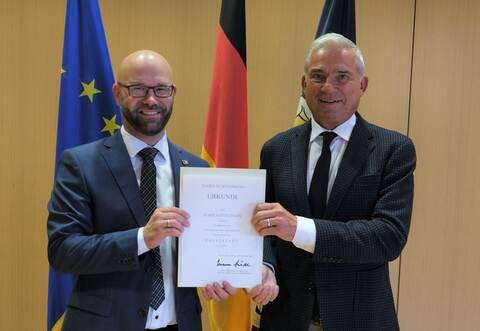 In Stuttgart nahm der Knittlinger Bürgermeister Alexander Kozel (links) die Urkunde für die namentliche Zusatzbezeichnung vom baden-württembergischen Innen- und Kommunalminister Thomas Strobl (CDU) in Empfang.