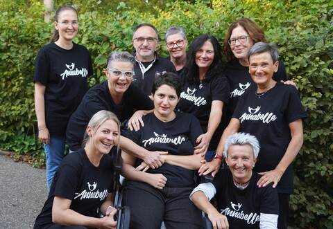 Sie hat immer gute Laune: Annabelle (Mitte) im Kreis ihrer Familie und Freunde, darunter auch Mutter Gabi (Dritte von links) und Vize-Vereinsvorsitzende Jessica Fels (links kniend).