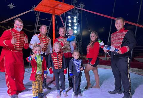 Die Familie Bügler sorgt in Birkenfeld für unterhaltsame und spannende Stunden im Zirkuszelt.