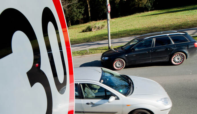 In Straubenhardt wird diskutiert, ob es mehr Abschnitte für Tempo 30 im Zuge des Lärmaktionsplans geben könnte. Symbolfoto: Julian Stratenschulte/picture alliance/dpa Tempo 30