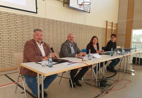 Ortsvorsteher Helmut Schray, Bürgermeister Matthias Leyn, Karin Kies und Ulrike Weißert (von links) informieren über die Entwicklung in Schömbergs Teilort Langenbrand.