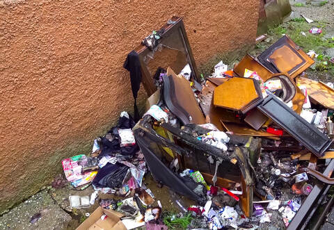 Möbel uns sonstiger Hausrat liegen nach einem Brand in Bilfingen vor dem Haus.