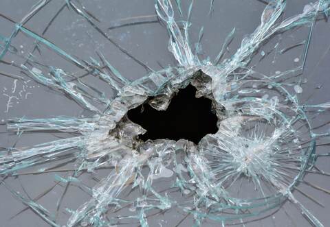 Die Jugendlichen haben sich Zutritt zur Schulküche verschafft und dabei mehrere Scheiben zerstört.