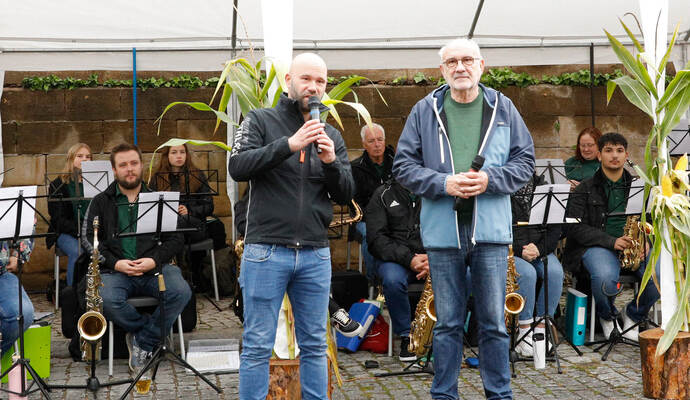 Die Eröffnungsrede hält Bürgermeister Alexander Kozel (links), mit von der Partie ist Gerhard Hähnle von der Stadtkapelle Knittlingen. Foto: Bernd Lang
