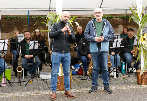 Die Eröffnungsrede hält Bürgermeister Alexander Kozel (links), mit von der Partie ist Gerhard Hähnle von der Stadtkapelle Knittlingen. Foto: Bernd Lang