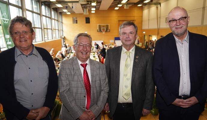 Herzlichen Glückwunsch: Bürgermeister-Stellvertreter Thomas Seyffarth gratulierte dem Vereinsvorsitzenden Udo Seiter ebenso wie Jürgen Metzger vom LOGL und Vereinssprecher Achim Lamprecht (von links).