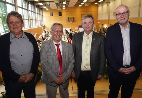 Herzlichen Glückwunsch: Bürgermeister-Stellvertreter Thomas Seyffarth gratulierte dem Vereinsvorsitzenden Udo Seiter ebenso wie Jürgen Metzger vom LOGL und Vereinssprecher Achim Lamprecht (von links).