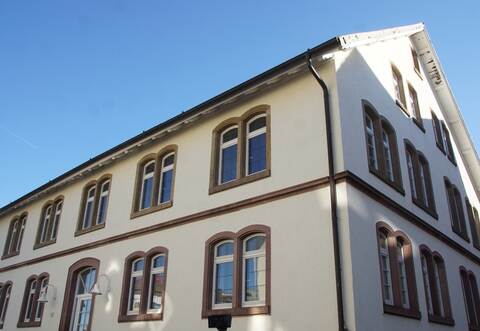 Um dieses Gebäude geht es: Durch einen Brand ist es beschädigt worden und soll erneuert werden. Alle Studenten wollen die ortsbildprägende Fassade erhalten.