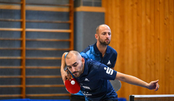 Kian Aragian (vorne) und Thomas Schüler von Kleinsteinbach/Singen II gewannen ihr Doppel gegen Freiburg. Zum Gesamtsieg reichte es aber nicht.