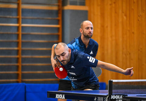 Kian Aragian (vorne) und Thomas Schüler von Kleinsteinbach/Singen II gewannen ihr Doppel gegen Freiburg. Zum Gesamtsieg reichte es aber nicht.