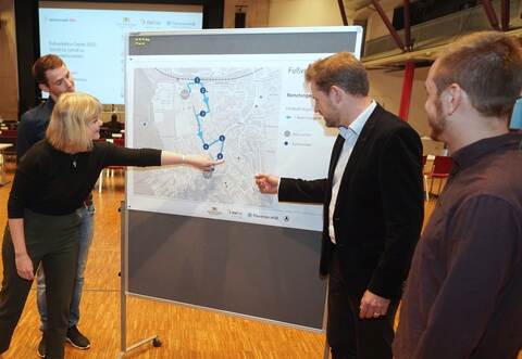 Im Austausch: Jan Hohenstein und Linda Wöhlk im Gespräch mit Bürgermeister Luca Wilhelm Prayon und Jonas Schmid (von links).