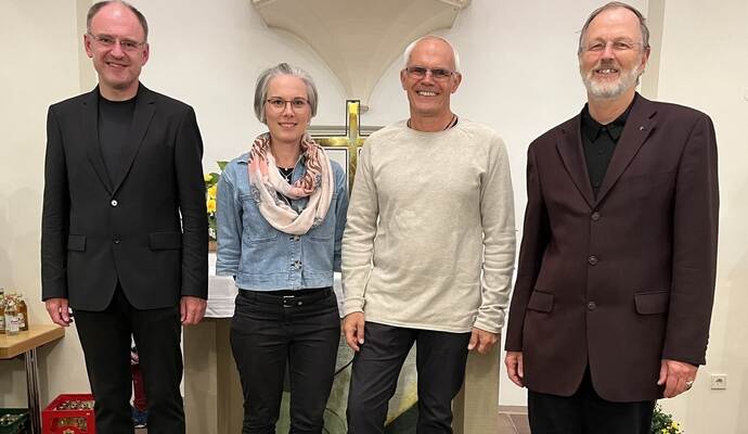 Pfarrerin Diana Schwach wird von Dekan Christoph Glimpel (von links), Kirchengemeinderatsvorsitzendem George Greulich und Vakanzvertreter Pfarrer Rudolf Kaltenbach willkommen geheißen. Pfarrerin Diana Schwach wird von Dekan Christoph Glimpel (von links), Kirchengemeinderatsvorsitzendem George Greulich und Vakanzvertreter Pfarrer Rudolf Kaltenbach willkommen geheißen.