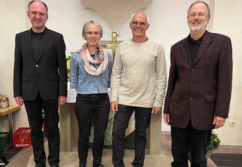 Pfarrerin Diana Schwach wird von Dekan Christoph Glimpel (von links), Kirchengemeinderatsvorsitzendem George Greulich und Vakanzvertreter Pfarrer Rudolf Kaltenbach willkommen geheißen.
