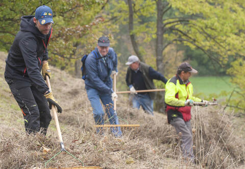 Meik Meyer (links) von der Sternenfelser Ortsgruppe des Schwäbischen Albvereins hilft beim Pflegeeinsatz.