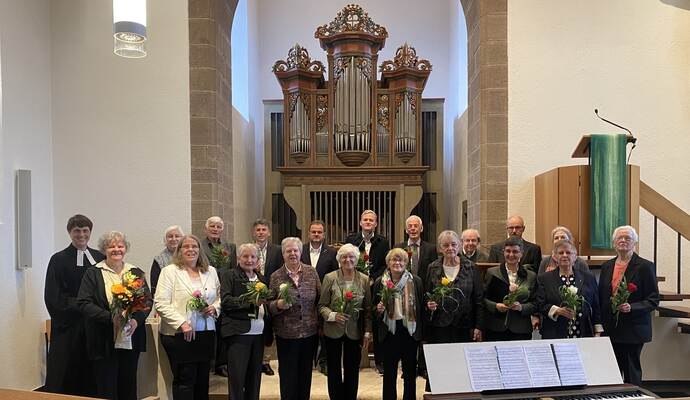 Der Kirchenchor Schmie hat sein 100-jähriges Bestehen nachgefeiert. Die Blumen haben die Chormitglieder von Pfarrer Lukas Lorbeer (links) als Dankeschön der Kirchengemeinde überreicht bekommen.