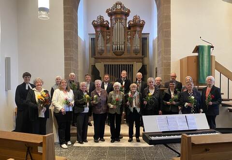 Der Kirchenchor Schmie hat sein 100-jähriges Bestehen nachgefeiert. Die Blumen haben die Chormitglieder von Pfarrer Lukas Lorbeer (links) als Dankeschön der Kirchengemeinde überreicht bekommen.