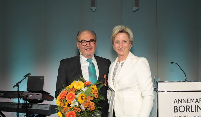 Wirtschaftsministerin Nicole Hoffmeister-Kraut hat Michael Lindner das Bundesverdienstkreuz überreicht. Foto: Christof R. Sage/picture alliance/dpa/BÖRLIND GmbH Michael Lindner erhält Bundesverdienstkreuz
