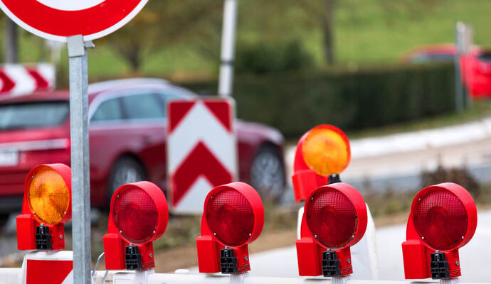 Der Streckenabschnitt zwischen Lienzingen und Illingen-Westtangente wird voraussichtlich erst am Mittwoch, 5. Oktober, wieder für den Verkehr freigegeben. Construction site roadblock
