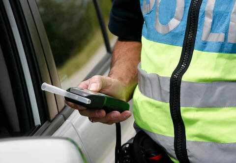 Einen Wert von 2,2 Promille hat ein Alkoholtest bei einem Autofahrer in Knittlingen ergeben. Symbolbild: Mikael Damkier - stock.adobe.com