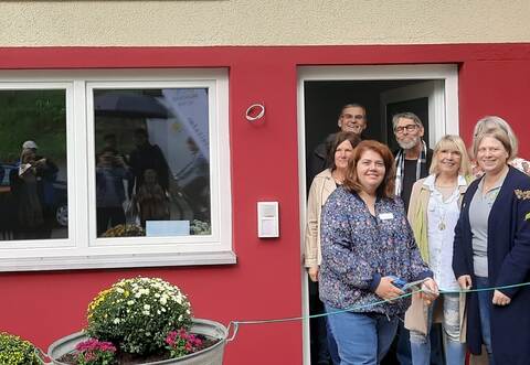 Feierliche Eröffnung: Die Verantwortlichen für das Projekt durchtrennen das Band.