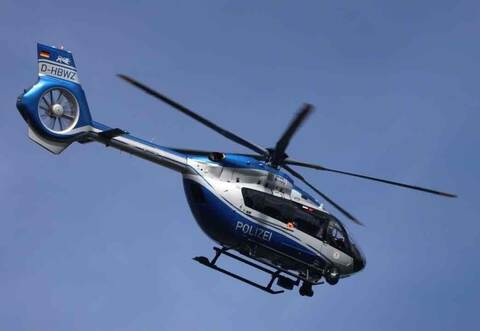 Auf der Suche nach flüchtigen Einbrechern war am Freitagmittag auch ein Polizeihubschrauber im Einsatz.