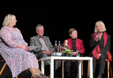 Gesprächsrunde: die Gleichstellungsbeauftragte Kinga Golomb (von links), der langjährige Erste Landesbeamte Wolfgang Herz, die erste Kreisrätin Katalin Erat und die ehemalige Gleichstellungsbeauftragte Martina Klöpfer. Foto: enz/Patrizia Joos