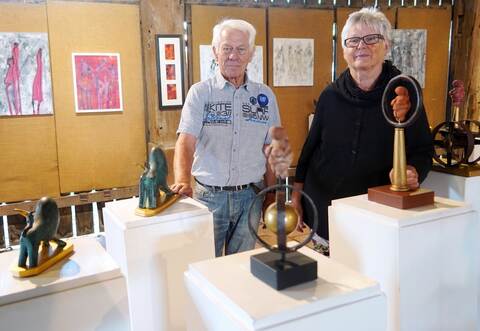 Stellen gemeinsam aus: Gabriele Münster und Heinz Rupp präsentieren in den kommenden Tagen ihre Gemälde und Skulpturen in Ellmendingen.