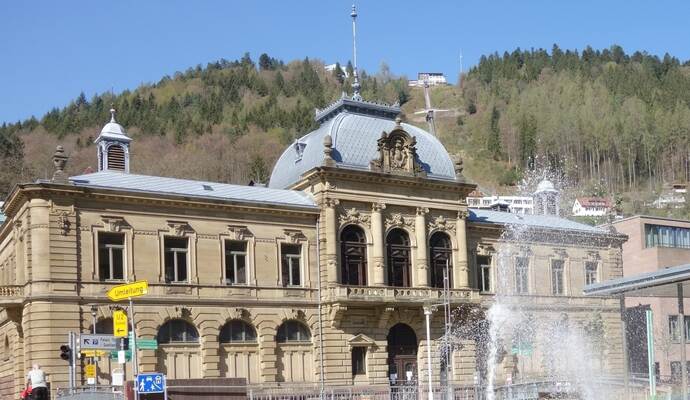 Das König-Karls-Bad, einst Thermalbad und heute Veranstaltungszentrum für Gäste und Einheimische in Bad Wildbad, ist von außen schmucker Renaissance-Bau und steckt im Innern voller Kunst. Das König-Karls-Bad, einst Thermalbad und heute Veranstaltungszentrum für Gäste und Einheimische in Bad Wildbad, ist von außen schmucker Renaissance-Bau und steckt im Innern voller Kunst.