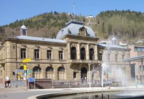 Das König-Karls-Bad, einst Thermalbad und heute Veranstaltungszentrum für Gäste und Einheimische in Bad Wildbad, ist von außen schmucker Renaissance-Bau und steckt im Innern voller Kunst.