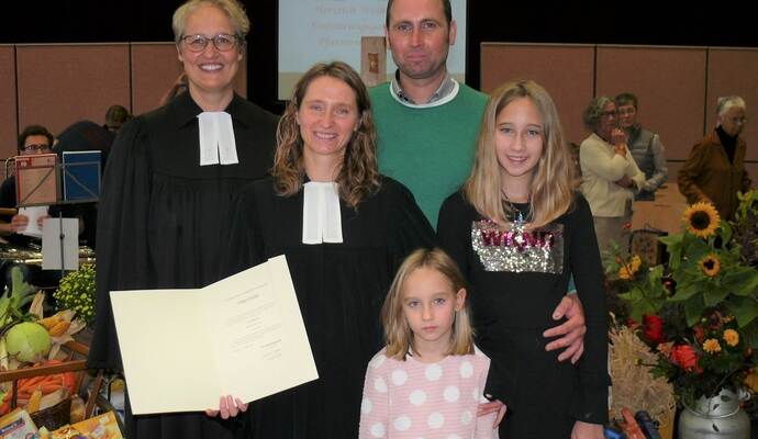 Im Nußbaumer Pfarrhaus angekommen sind Pfarrerin Susanne Knoch mit Mann Stefan, den Töchtern Frieda (6) und Pauline (11). Die Amtseinführung durch Dekanin Ulrike Trautz (links) erfolgte am Erntedanksonntag. Im Nußbaumer Pfarrhaus angekommen sind Pfarrerin Susanne Knoch mit Mann Stefan, den Töchtern Frieda (6) und Pauline (11). Die Amtseinführung durch Dekanin Ulrike Trautz (links) erfolgte am Erntedanksonntag.
