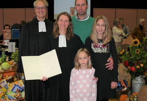 Im Nußbaumer Pfarrhaus angekommen sind Pfarrerin Susanne Knoch mit Mann Stefan, den Töchtern Frieda (6) und Pauline (11). Die Amtseinführung durch Dekanin Ulrike Trautz (links) erfolgte am Erntedanksonntag.