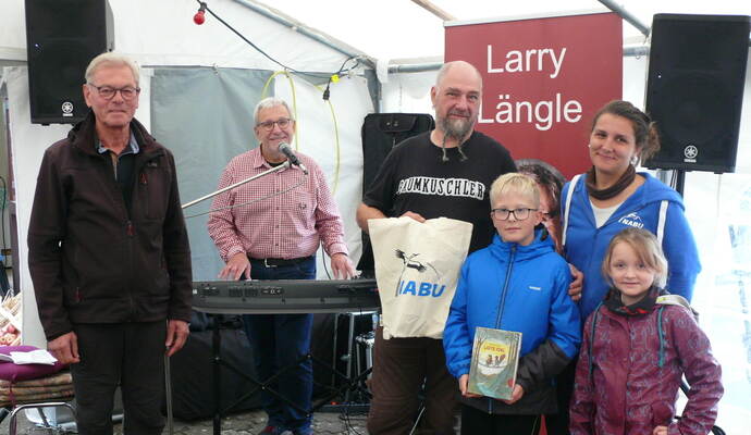 OGV-Vorsitzender Joachim Rösch und Musiker Larry Längle freuen sich über die Preisverleihung des ersten Igel-Quiz mit Bernd Krüger, Gewinner Vincent, Annalena Wissing und Glücksfee Christin (von links).