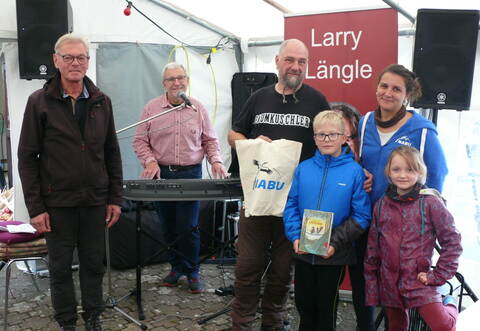 OGV-Vorsitzender Joachim Rösch und Musiker Larry Längle freuen sich über die Preisverleihung des ersten Igel-Quiz mit Bernd Krüger, Gewinner Vincent, Annalena Wissing und Glücksfee Christin (von links).