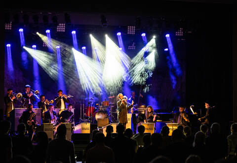 Entführen in die Atmosphäre abseitiger Nachtclubs und anrüchiger Absinth-Bars: Severija Janušauskaite und das aus der Serie „Babylon Berlin“ bekannte Moka Efti Orchestra.