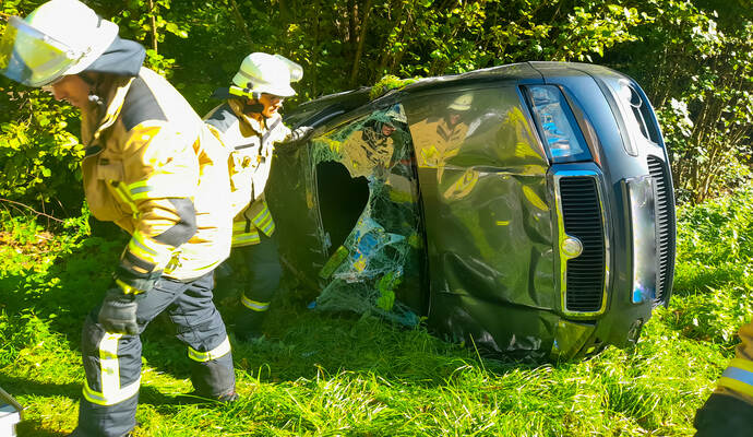 Ein Skoda hat sich bei einem Unfall auf der B294 zwischen Bauschlott und Bretten am Dienstag überschlagen. Ein Skoda hat sich bei einem Unfall auf der B294 zwischen Bauschlott und Bretten am Dienstag überschlagen.