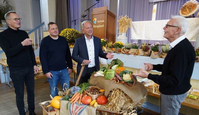 Der OGV-Ehrenvorsitzende Claus Sarnecki (rechts) erklärt Pfarrer Oliver Elsässer (von links), OGV-Vorstandsmitglied Jan Sarnecki und Bürgermeister Heiko Genthner Wissenswertes zur Obstausstellung. Foto: Nico Roller