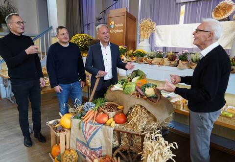 Der OGV-Ehrenvorsitzende Claus Sarnecki (rechts) erklärt Pfarrer Oliver Elsässer (von links), OGV-Vorstandsmitglied Jan Sarnecki und Bürgermeister Heiko Genthner Wissenswertes zur Obstausstellung. Foto: Nico Roller