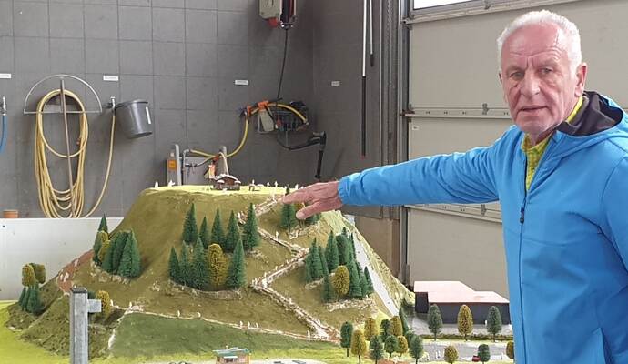 Gemeinderat Michael Britsch stellte das Projekt Wurmberg 500 vor.