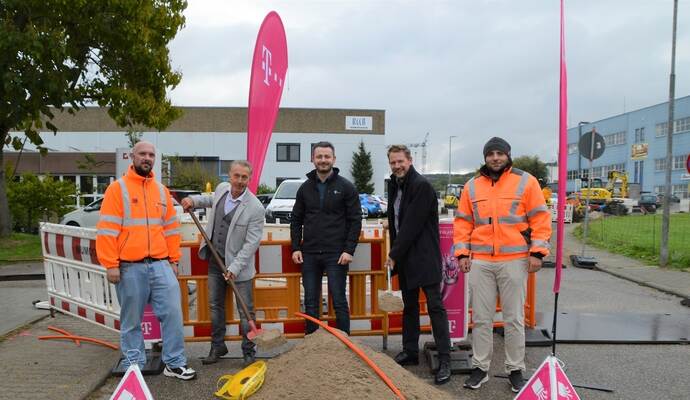 Den Baustart für den Glasfaserausbau machten (von links) Alexander Beutelspacher (Baufirma Leonhard Weiss), Klaus Vogel (Regionalmanager der Deutschen Telekom), Emil Kramer (Projektleiter der Deutschen Telekom), Bürgermeister Luca Wilhelm Prayon und Andreas Vogl (Baufirma Leonhard Weiss). Foto. Christina Bischoff/Gemeinde Remchingen